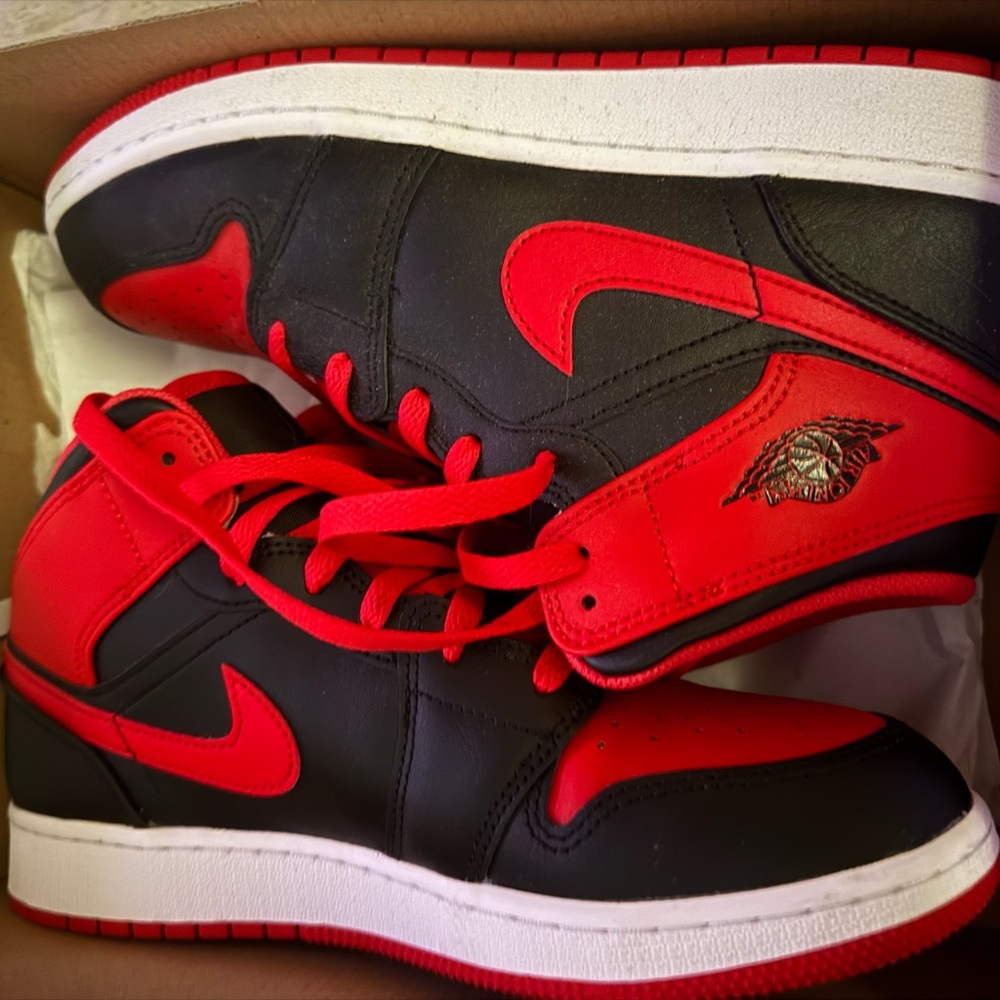 AIR JORDAN 1 MID  size 7 youth worn once - Picture 10 of 10